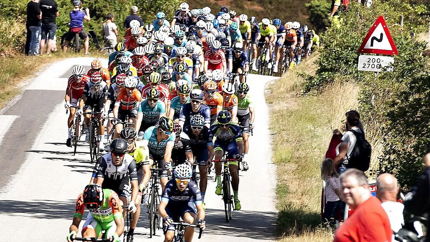 Rytterne ses her ude på 2. etape af cykelløbet PostNord Danmark Rundt i Dollerup Bakker syd for Viborg, onsdag 1. august 2018.