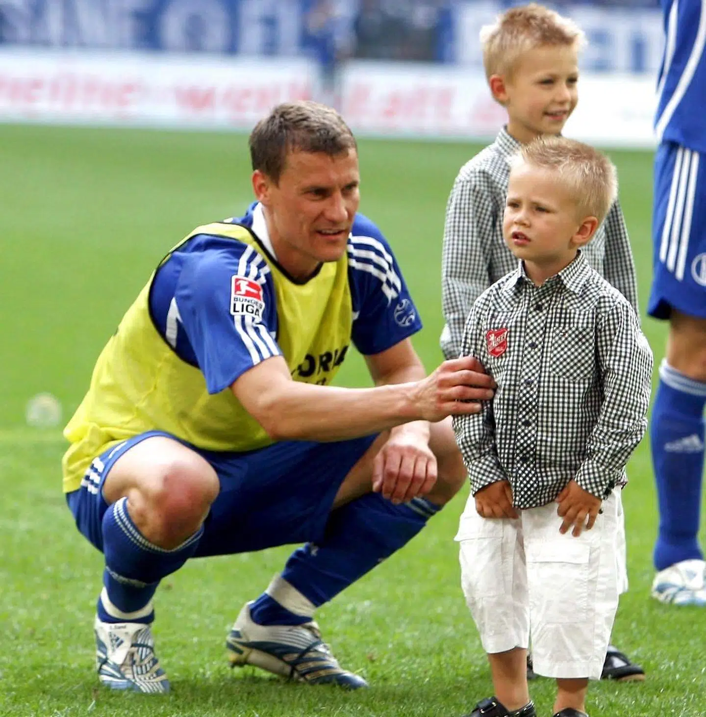 Ebbe Sand havde sine sønner med på banen, da han efter sin sidste kamp takkede de mange fremmødte Schalke-fans.
