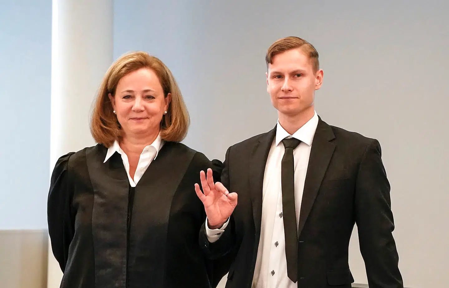 Philip Manshaus fotograferet med sin forsvarer, da retsmødet gik i gang torsdag.