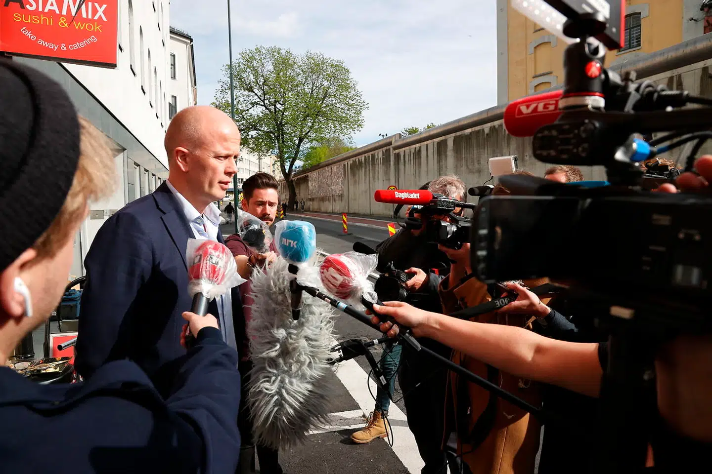 Tom Hagens forsvarer Svein Holden møder pressen efter et retsmøde.
