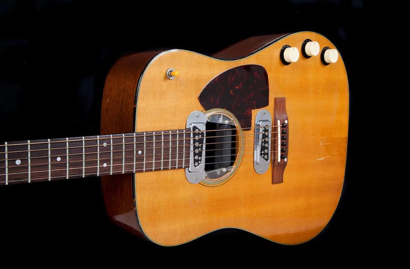 Det er denne halvakustiske westernguitar af mærket Martin D-18E fra 1959, der er til salg. Auktionsprisen starter på en million dollars.