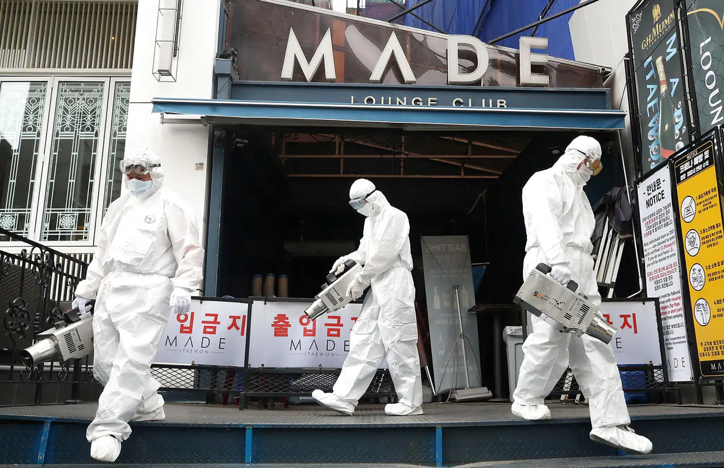 Der sprøjtes desinficerende middel ud foran en af natklubberne i Seoul, hvor den smittede mand var
