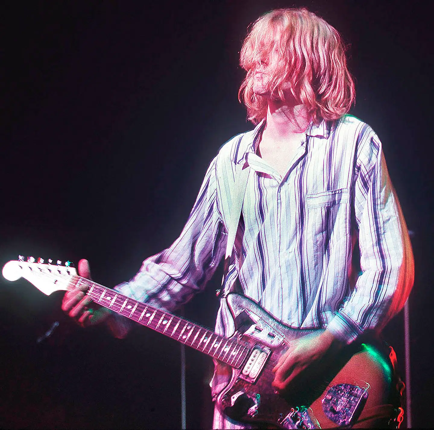 Kurt Cobain plejede under Nirvanas koncerter at spille på en guitar, der blev sat lidt mere lyd til end den halvakustiske Martin-guitar, han spillede på under Unplugged-koncerten i New York.
