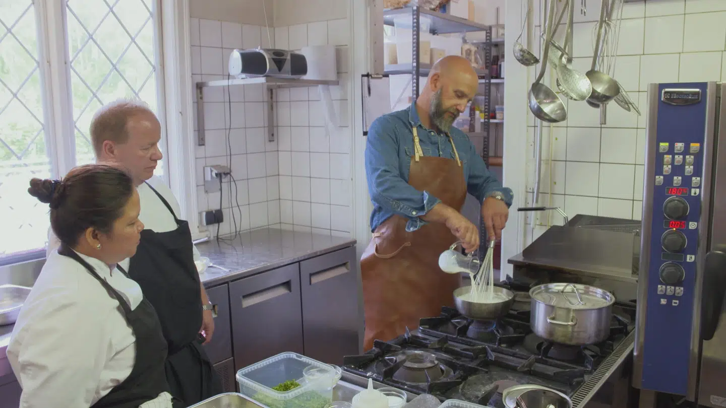 Thomas Castberg viser Yvonne og Jesper, hvordan man laver en rigtig sovs.