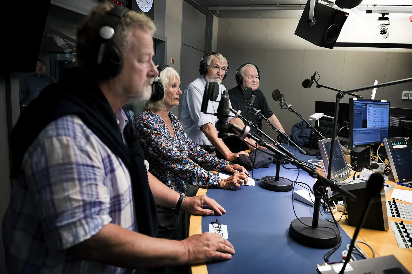 Ole Meisner, der på billedet ses længst til højre, er død i en alder af 76 år. Han arbejdede i 36 år på DR og blev en af landets meget kendte radiostemmer. (Arkivfoto) Liselotte Sabroe/Ritzau Scanpix