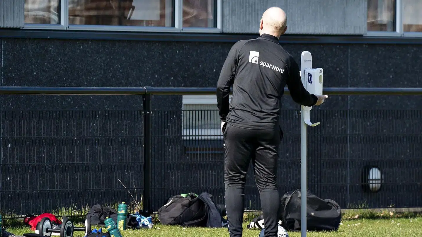 DBUs protokol anbefaler, at der håndsprit til rådighed i breddeklubberne, ligesom der er her på billedet fra Superliga-klubben AaB, hvor håndspritten er sat frem.