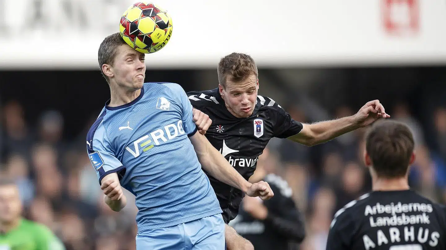 Mens breddefodbolden stadigvæk kun må træne, så har Superliga-klubberne fået grønt lys til at genoptage sæsonen. Det sker 28. maj, hvor AGF og Randers FC tørner sammen på Ceres Park i Aarhus.
