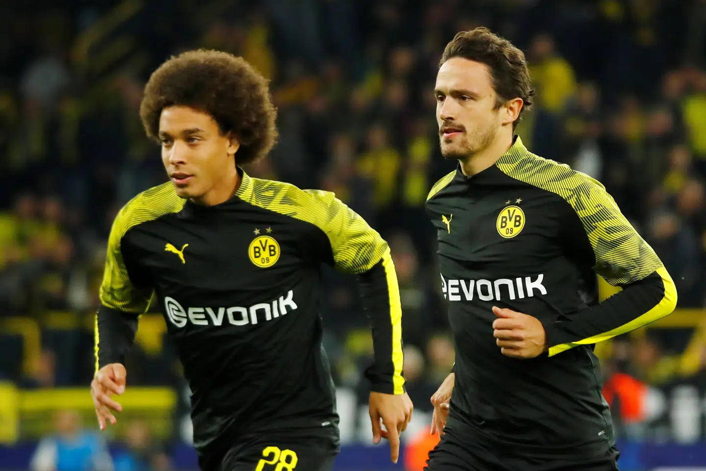 Borussia Dortmund ser ud til at skulle klare sig uden midtbanespillerne Axel Witsel (til venstre) og Emre Can, og det kan give Thomas Delaney (til højre) mulighed for spilletid mod Schalke O4 på lørdag. Delaney er kommet sig over en ankelskade. (Arkivfoto) Wolfgang Rattay/Reuters