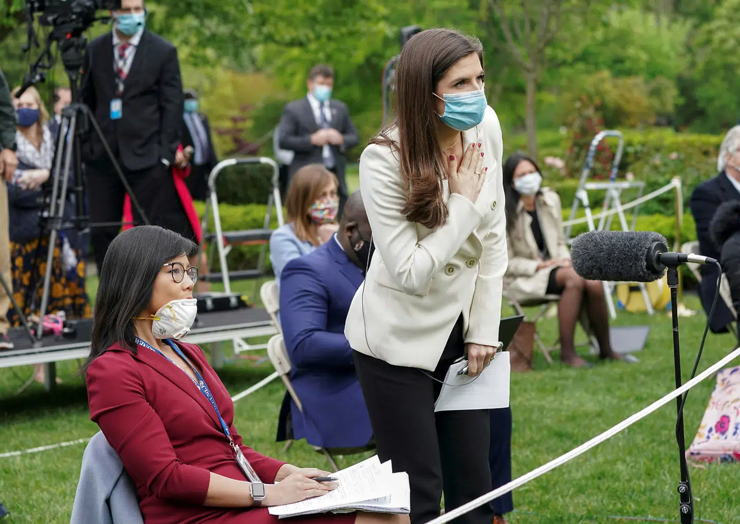 Her ses CNN-korrespondeten Kaitlan Collins (der står op, red.), og CBS News-korrespondenten Weijia Jiang (der sidder ned, red.) under pressemødet.