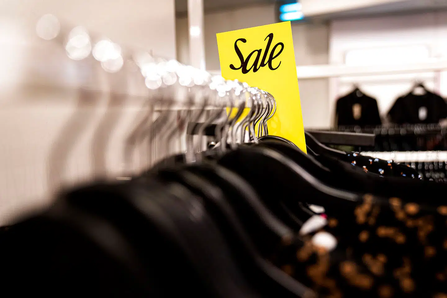 Selv om mange butikker ligger inde med store lagre af forårstøj, er der ikke udsigt til udsalg lige med det samme. (Arkivfoto)