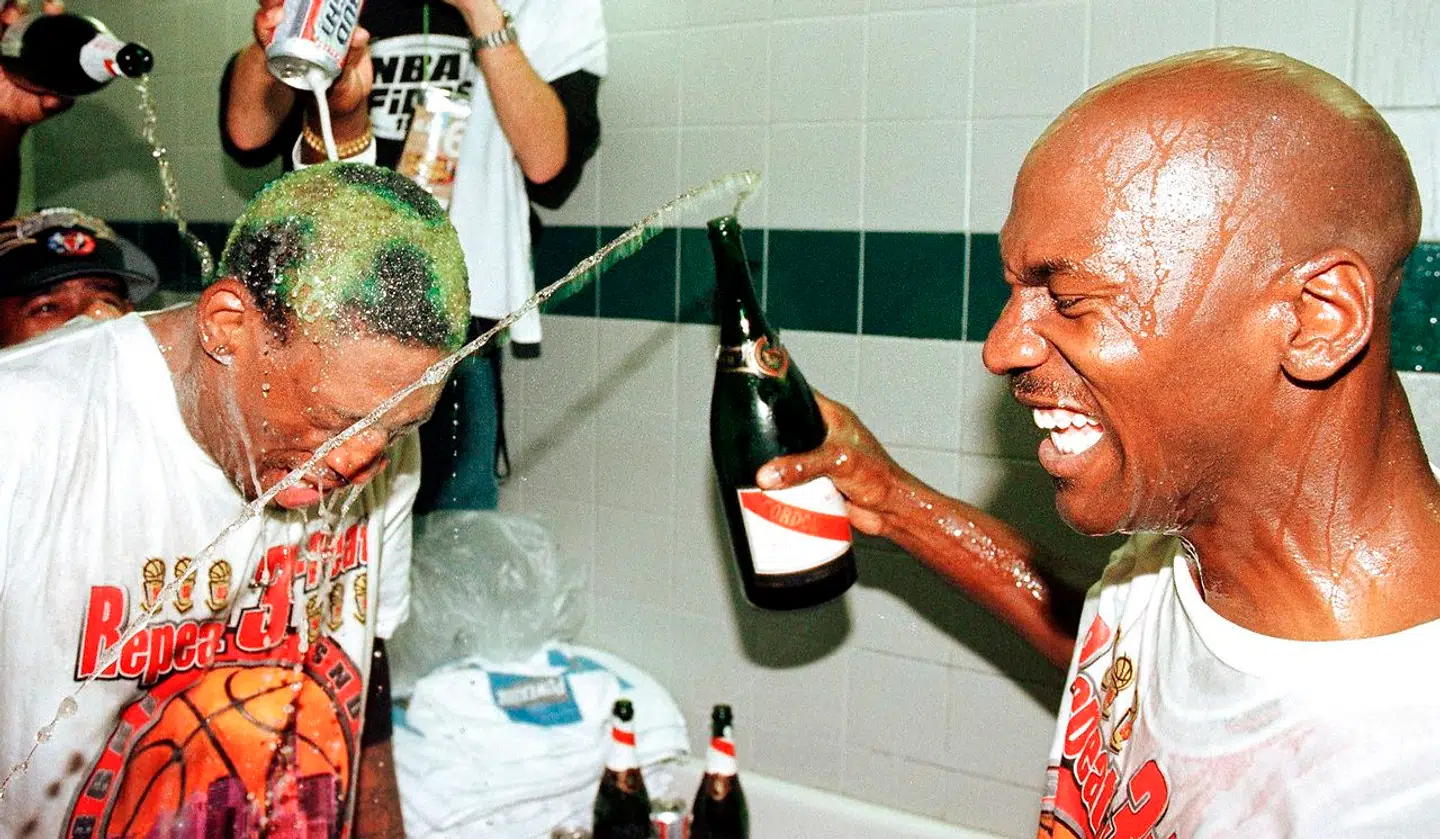 MIchael Jordan (th.) fejrer det sjette (og sidste) mesterskab hos Chicago Bulls. her sammen med Dennis Rodman.