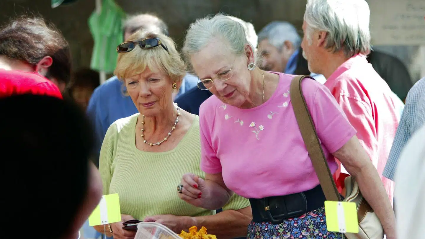 Dronning Margrethe her på Chateau de Cayx nær Cahors i det sydvestlige Frankrig. Ved hendes side er Ane Vibeke Foss.