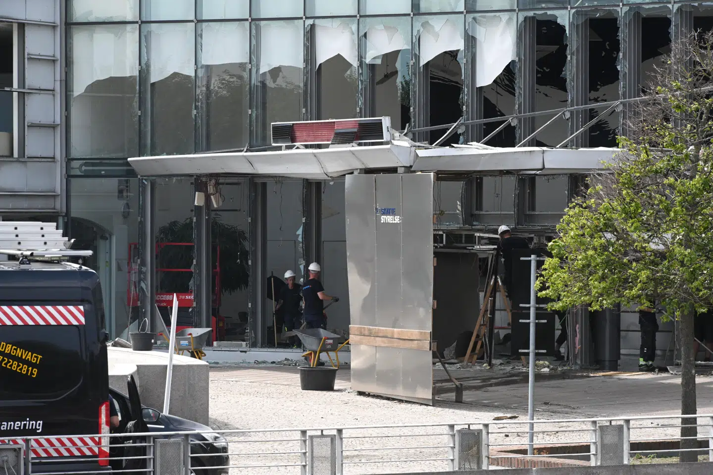 En person kom lettere til skade efter bombeangrebet på Skattestyrelsens facade.