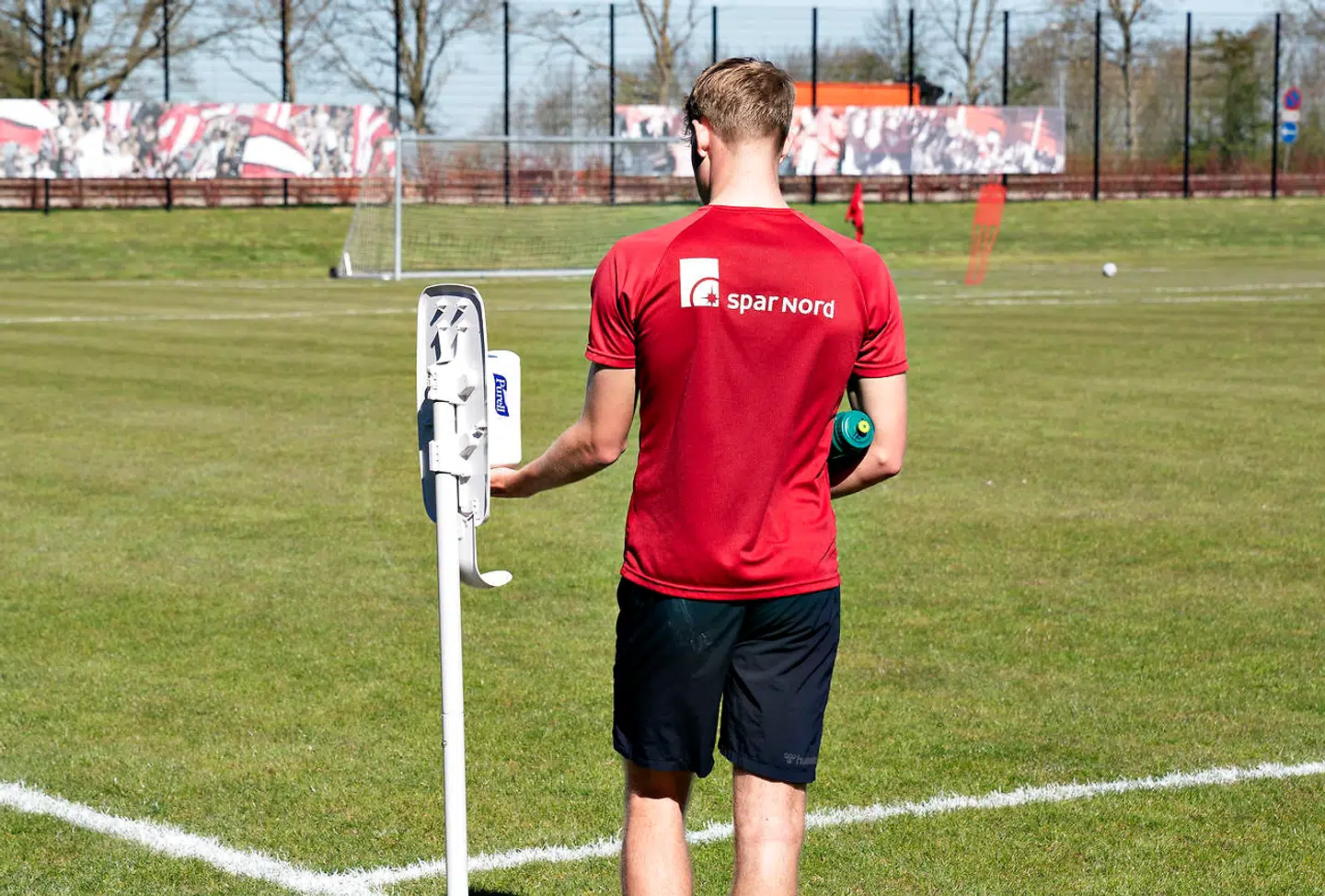 Spillerne og trænerstaben i superligaklubben AaB er tilbage på træningsbanen med håndsprit i Aalborg, 21. april 2020.