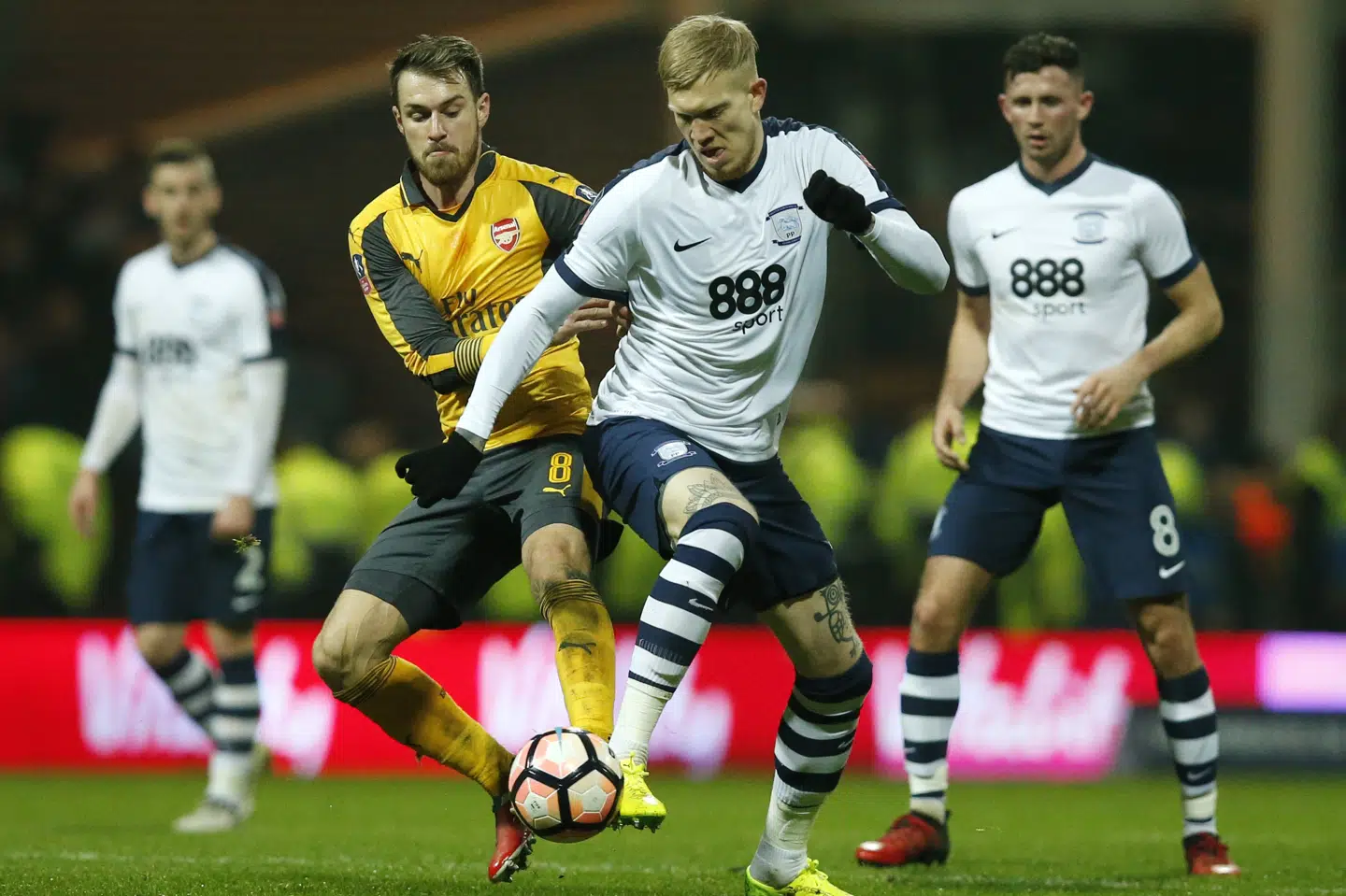 Simon Makienok, her fra tiden i engelske Preston, frygter, at hans nuværende hold, Dynamo Dresden, sendes i kamp direkte efter kollektiv coronakarantæne. (Arkivfoto) Andrew Yates/Reuters