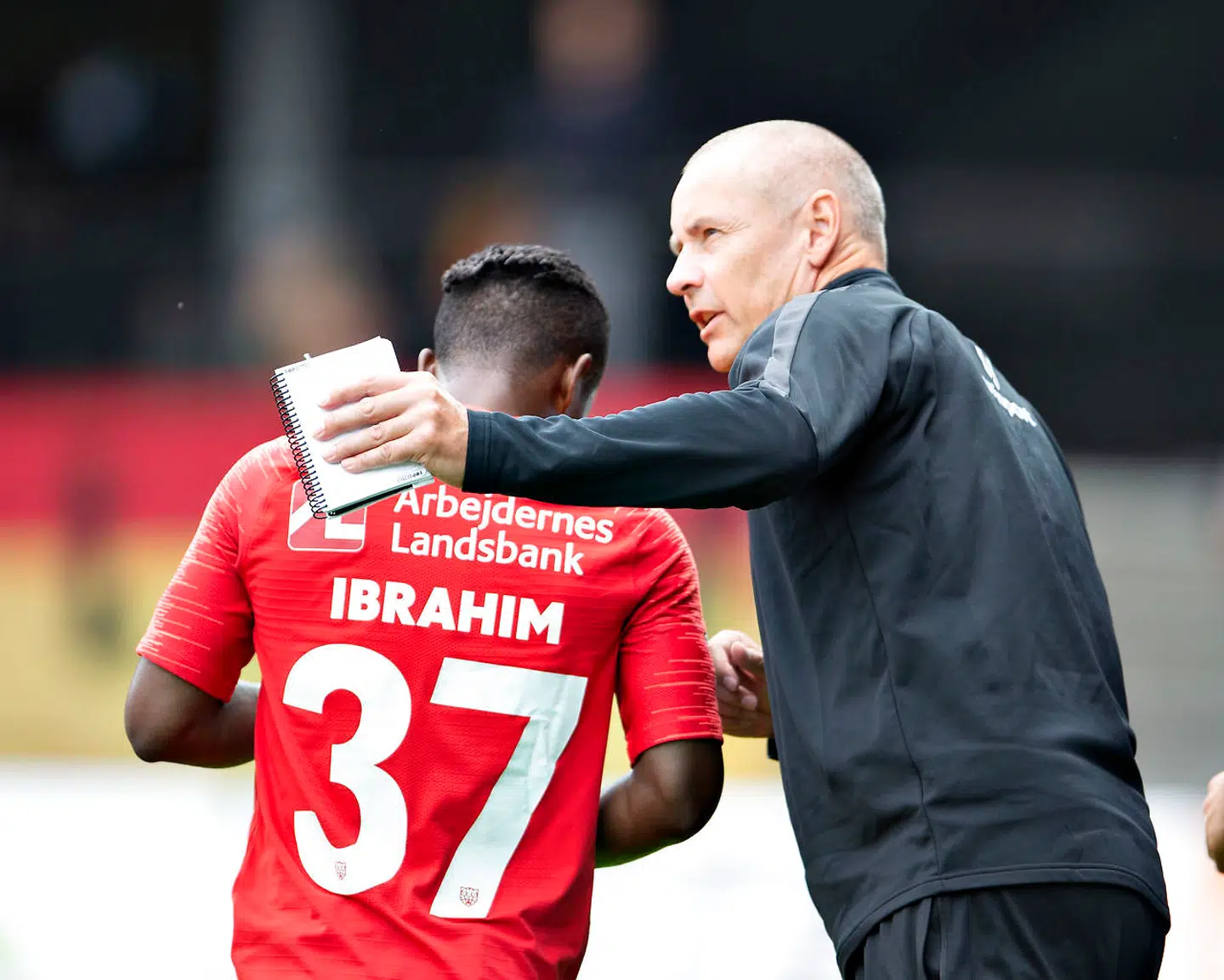 FC Nordsjællands cheftræner, Flemming Pedersen, giver instruktioner til Ibrahim Sadiq under kampen mellem Randers FC og FC Nordsjælland.
