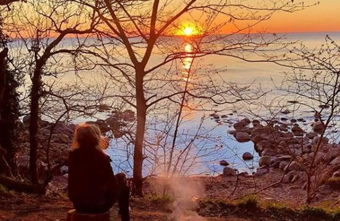 På kanten af Bornholm kunne de to håndspillere også nyde den daglige solnedgang.