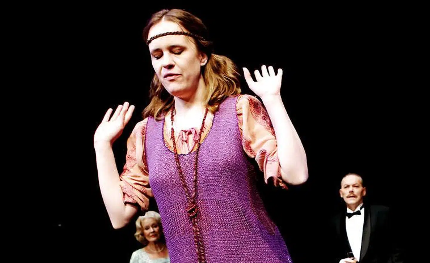 Det var et opkald fra datteren Sarah Gottlieb, der blev Henning Jensens redningsplanke. Her ses hun som voksen i forestillingen 'Familien Gregersen'.