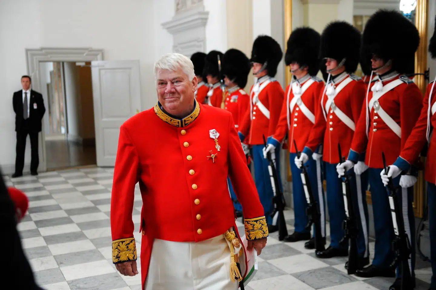 Kinas præsident, Hu Jintao, på officielt besøg i Danmark. Gallamiddag på Christiansborg Slot fredag den 15. juni 2012. Gæsterne ankommer, her kammerherre Jørgen Mads Clausen. (Foto: Torkil Adsersen/Scanpix 2012)