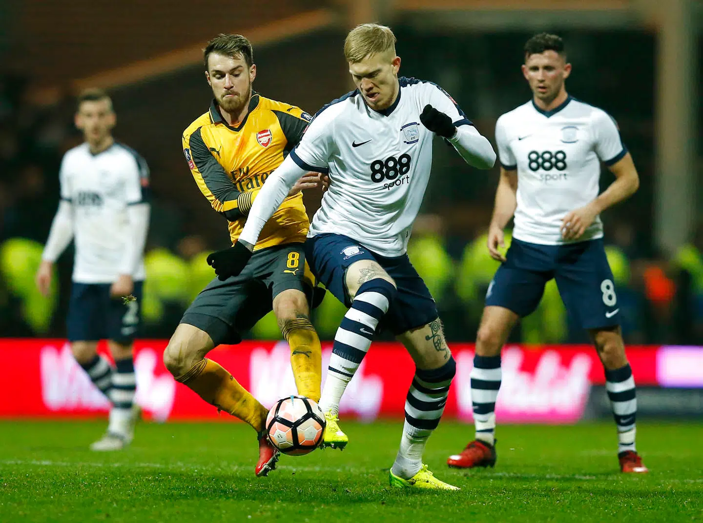 Simon Makienok (forrest) har tidligere spillet i engelske Preston North End.