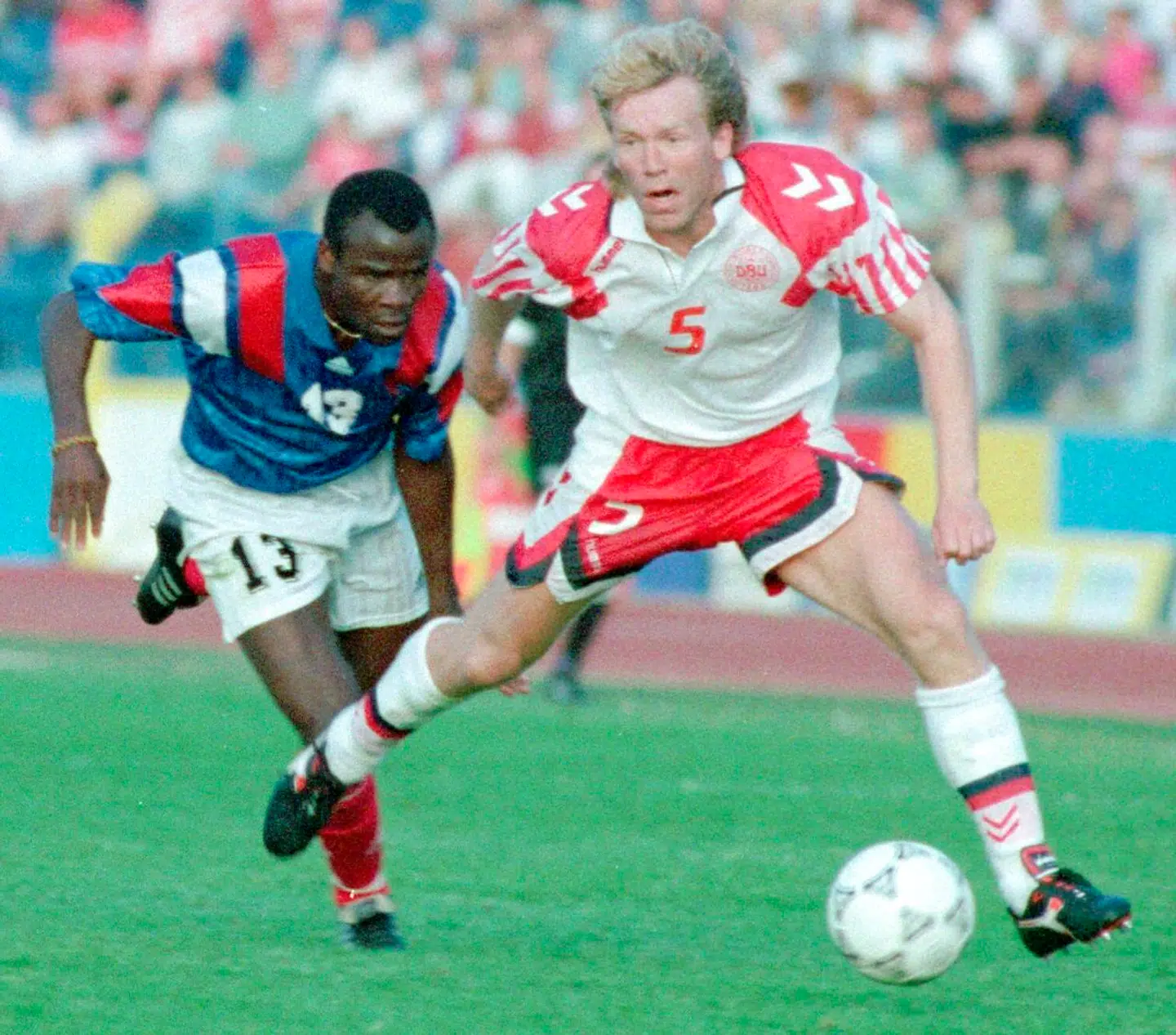 Henrik Andersen i aktion mod Frankrig og Basile Boli ved EM 1992.