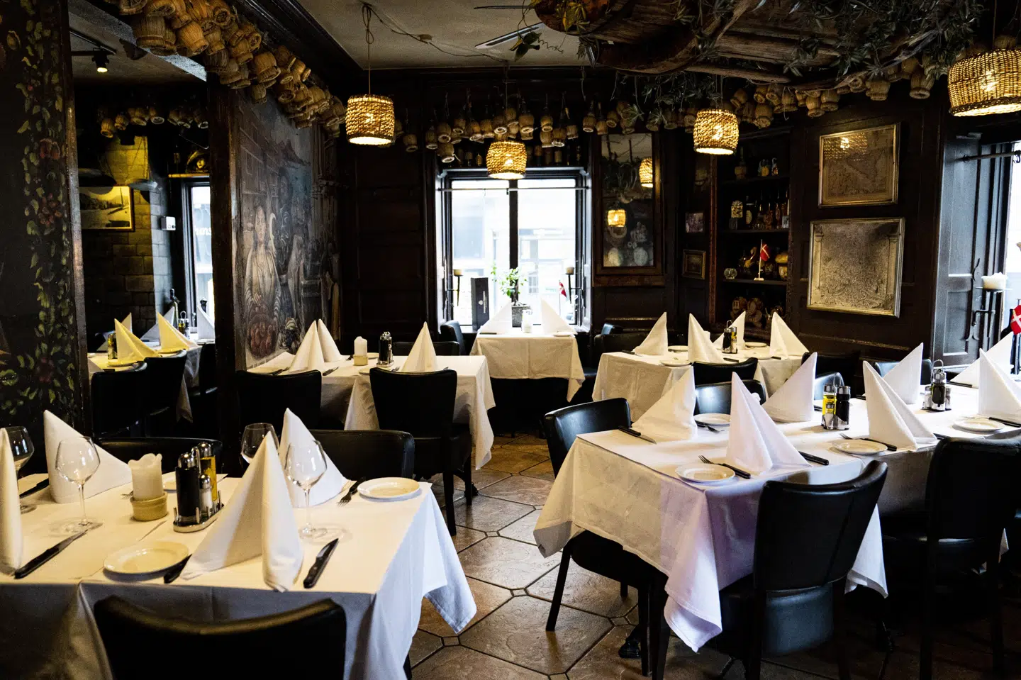 Ifølge virusforskere kan der på eksempelvis restauranter godt være mindre end to meters afstand mellem bordene, uden at det nødvendigvis gør smitterisikoen meget større. (Arkivfoto) Ida Guldbæk Arentsen/Ritzau Scanpix