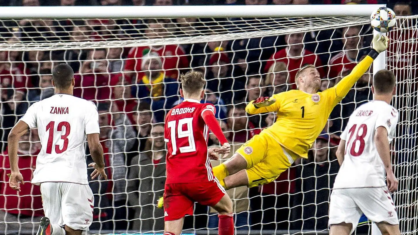Kasper Schmeichel i fuld udstrækning under Nations League-fodboldkampen mellem Wales og Danmark på Cardiff City Stadium i Cardiff fredag den 16. november 2018.