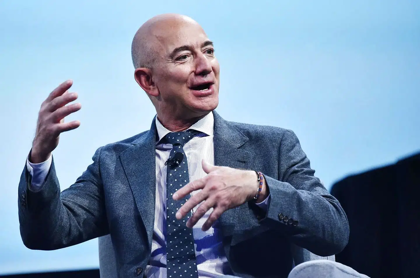 Verdens rigeste mand, Jeff Bezos, slår nu sin egen rekord i, hvor stor en formue han er god for.