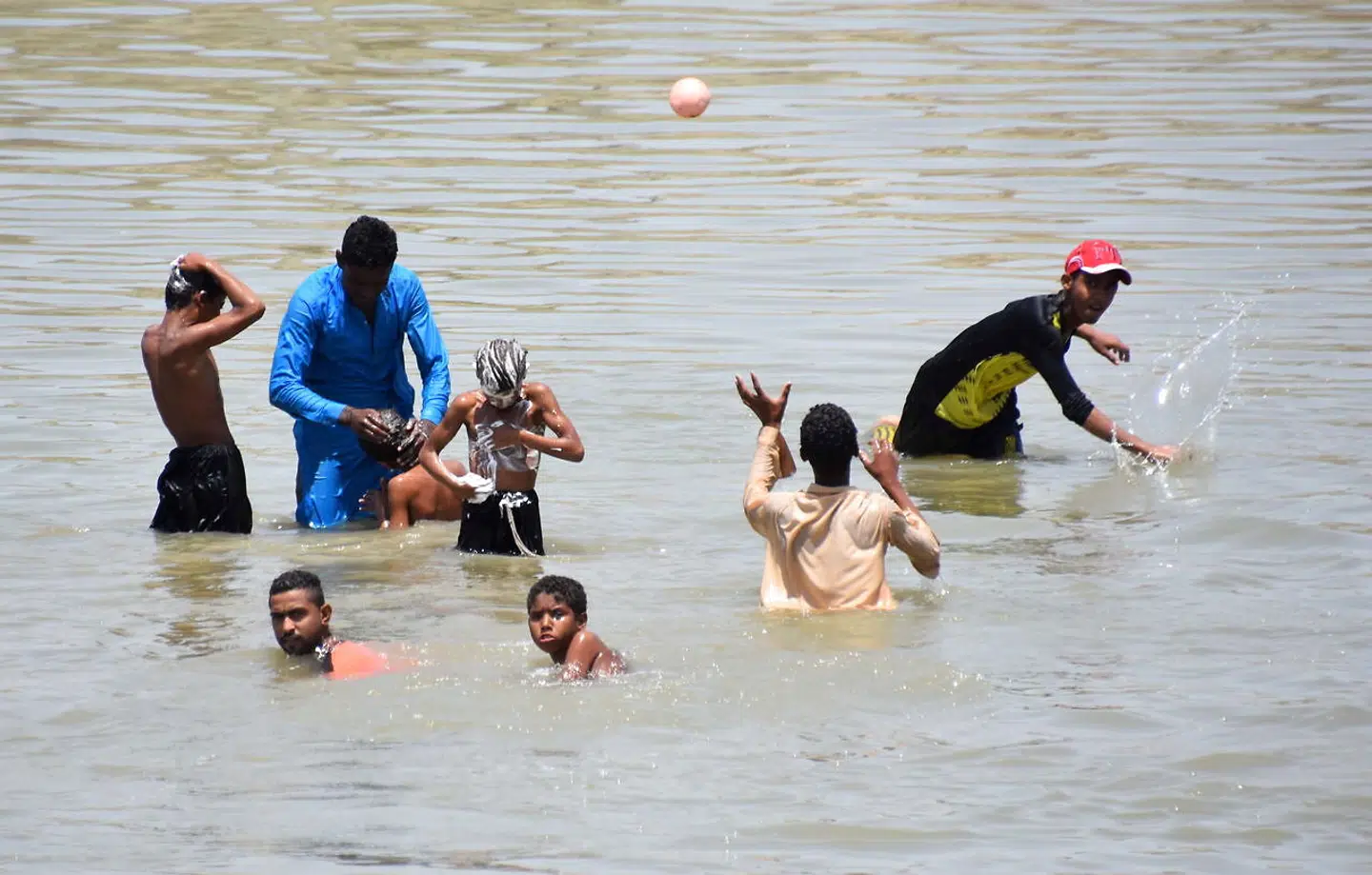En gruppe børn tager sig en dukkert under hedebølgen i Larkana, Pakistan, i maj 2020.