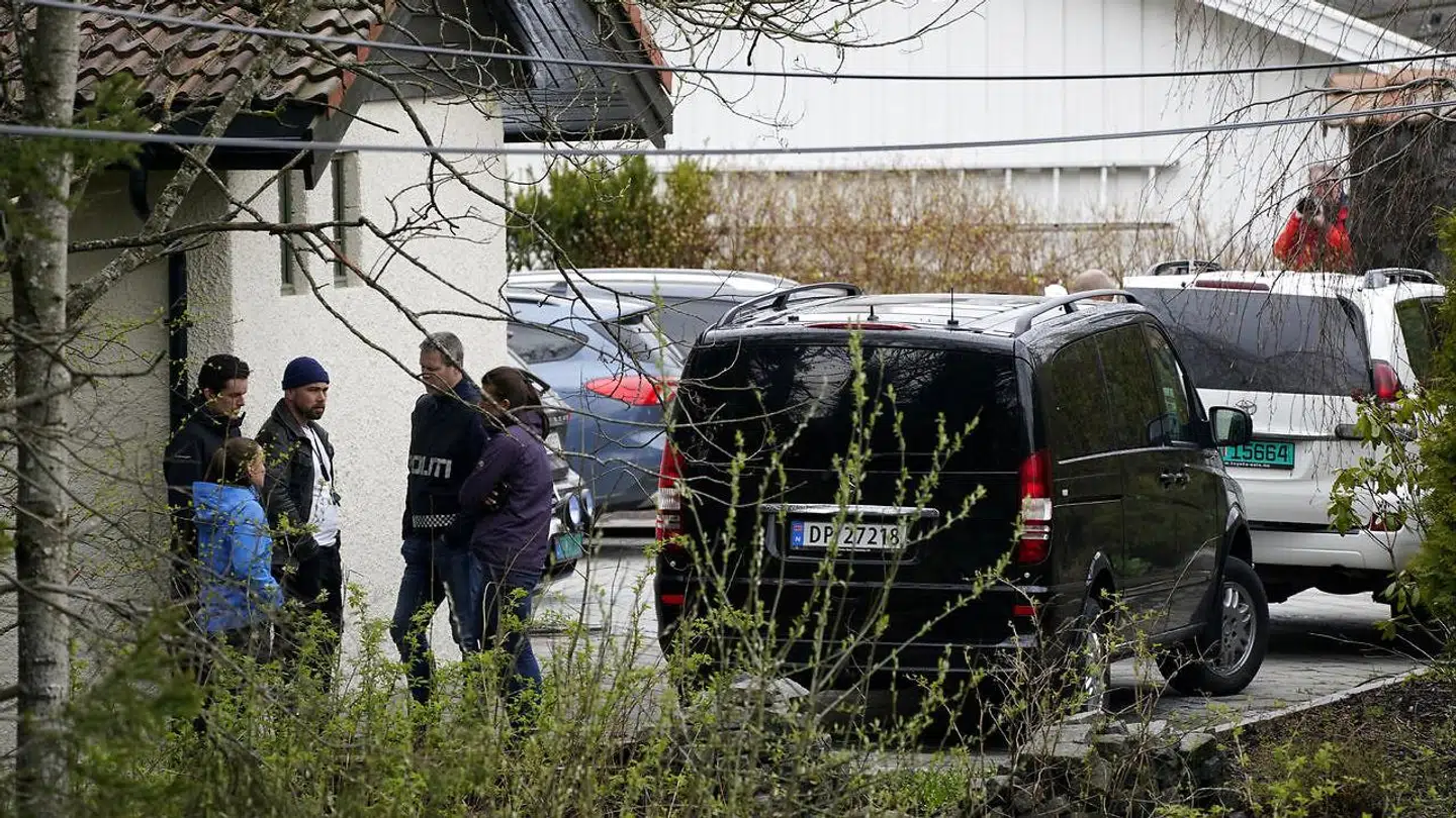Politiet blokerer for adgang til Hagen-ægteparrets hus efter, at Tom Hagen blev arresteret den 28. april.