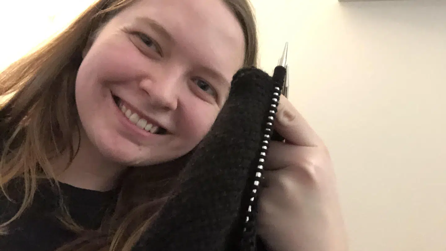 Rachel Ellebye udnytter corona-tiden til at strikke en sweater.