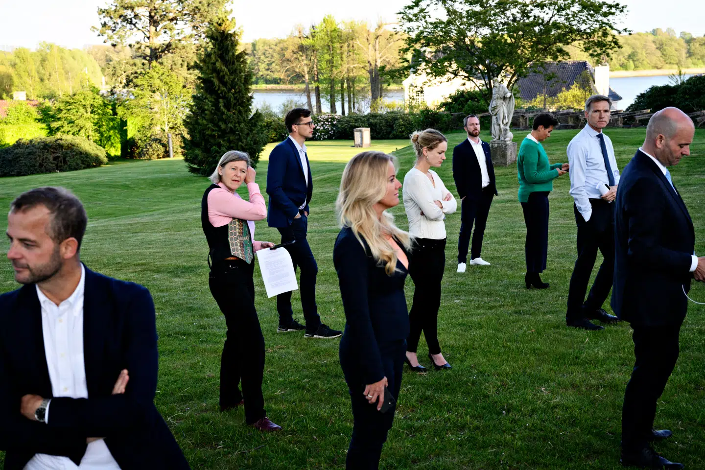 Morten Østergaard (RV), Josephine Fock (ALT), Alex Vanopslagh (LA), Pernille Vermund (NB), Pernille Skipper (EL), Jakob Ellemann-Jensen (V), Pia Olsen Dyhr (SF), Kristian Thulesen Dahl (DF) og Søren Pape Poulsen (KF), da statsministeren holder doorstep om fase 2 af genåbningen af Danmark efter Regeringen og partilederne har mødtes til de afsluttende forhandlinger på Marienborg, nord for København, torsdag den 7. maj 2020.. (Foto: Philip Davali/Ritzau Scanpix)