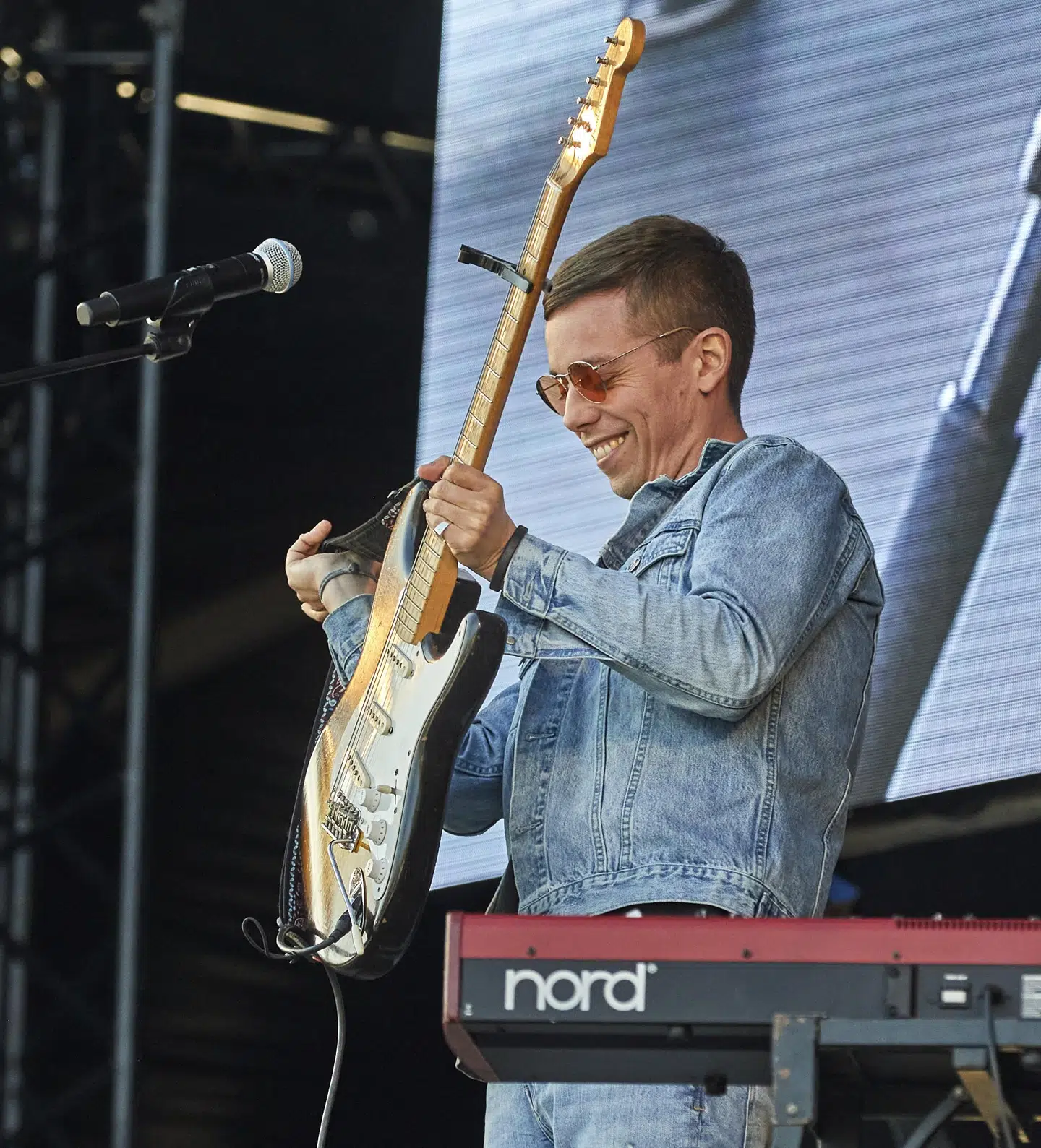 Mads Langer spiller ved en udsolgt drive-in-koncert på Tangkrogen i Aarhus, fredag den 24. april 2020. (Foto: Mikkel Berg Pedersen/Ritzau Scanpix)