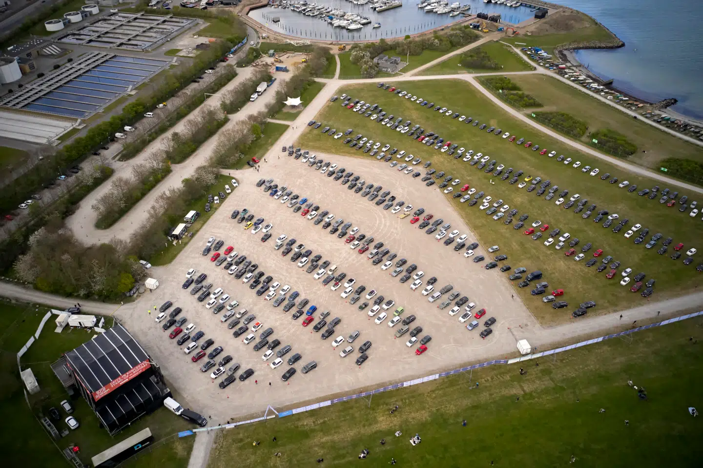 Danish singer and songwriter Mads Langer during his preformance at a sold-out drive-in concert at Tangkrogen in Aarhus, Friday, April 24, 2020. Dronefotos mens Mads Langer spiller til en udsolgt drive-in koncert på Tangkrogen i Aarhus, fredag den, 24. april 2020.. (Foto: Mikkel Berg Pedersen/Ritzau Scanpix)