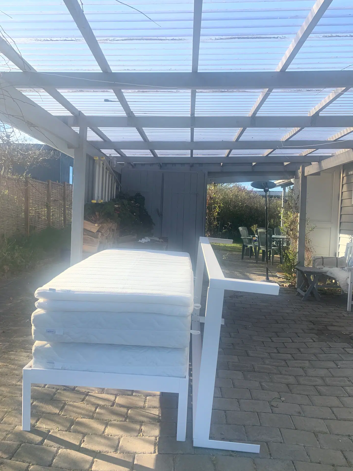 Det tog et par uger at få afhentet sengene.