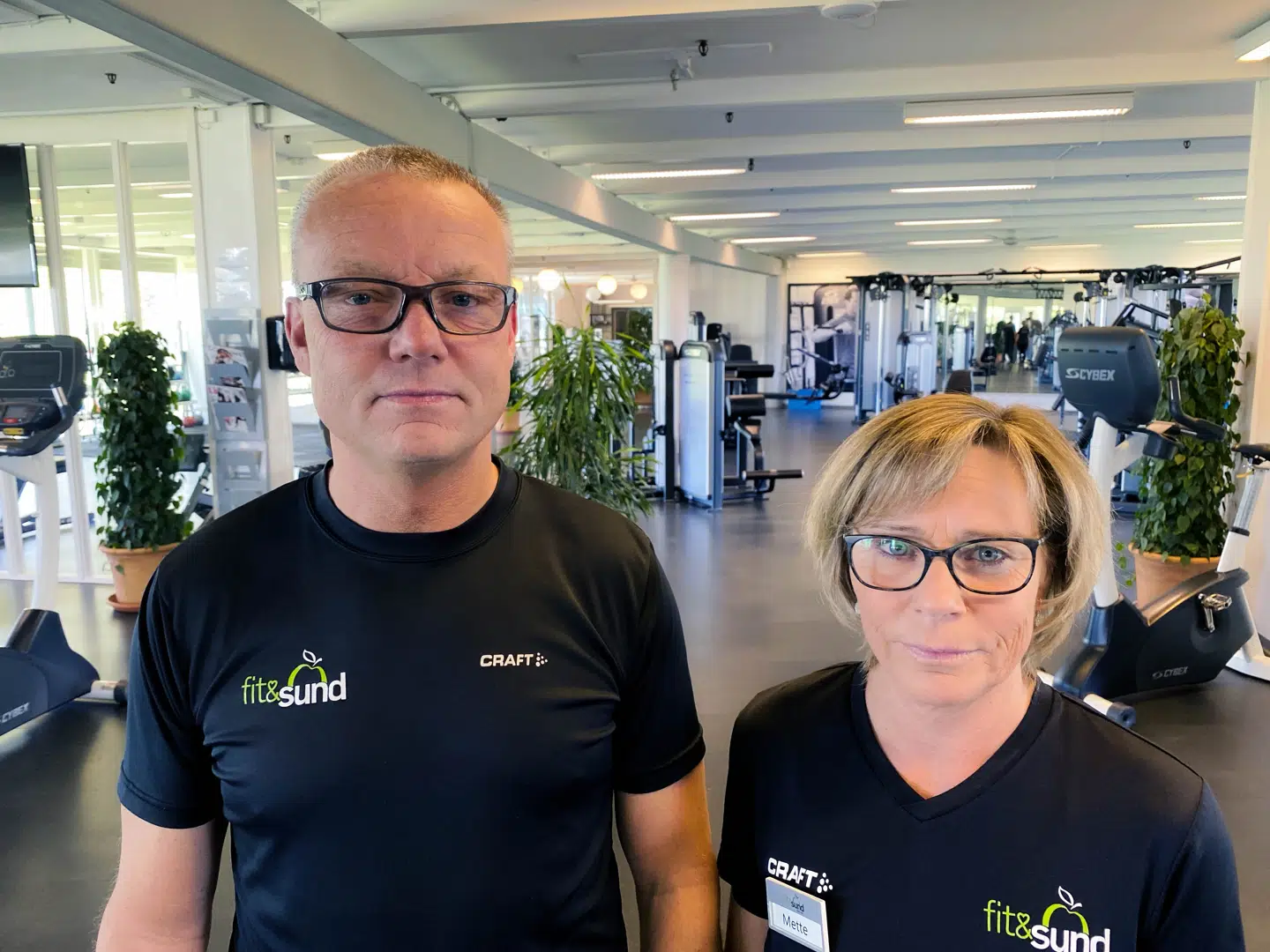 Morten og Mette Tjæders fitness-center i Hørsholm er helt tomt. De mener, at politikerne svigter folkesundheden ved at holde centrene lukkede.