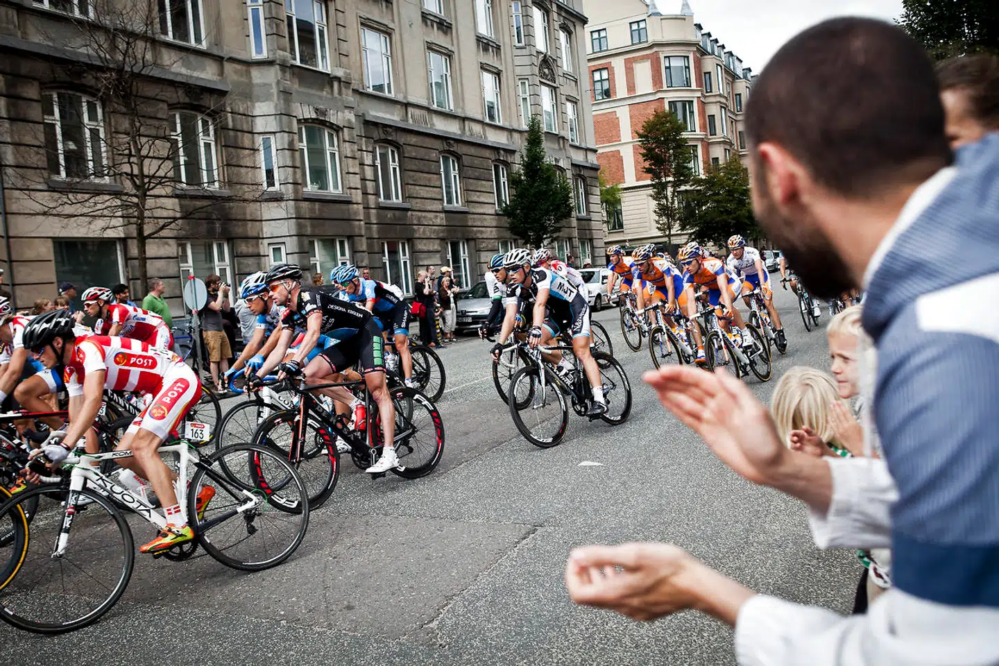 Post Danmark Rundt afslutning på Frederiksberg Allé tilbage i 2012 – nu tilbyder Frederiksberg Kommune, at den ikoniske cykel-allé eksempelvis kan males gul med Tour de Frances farver.