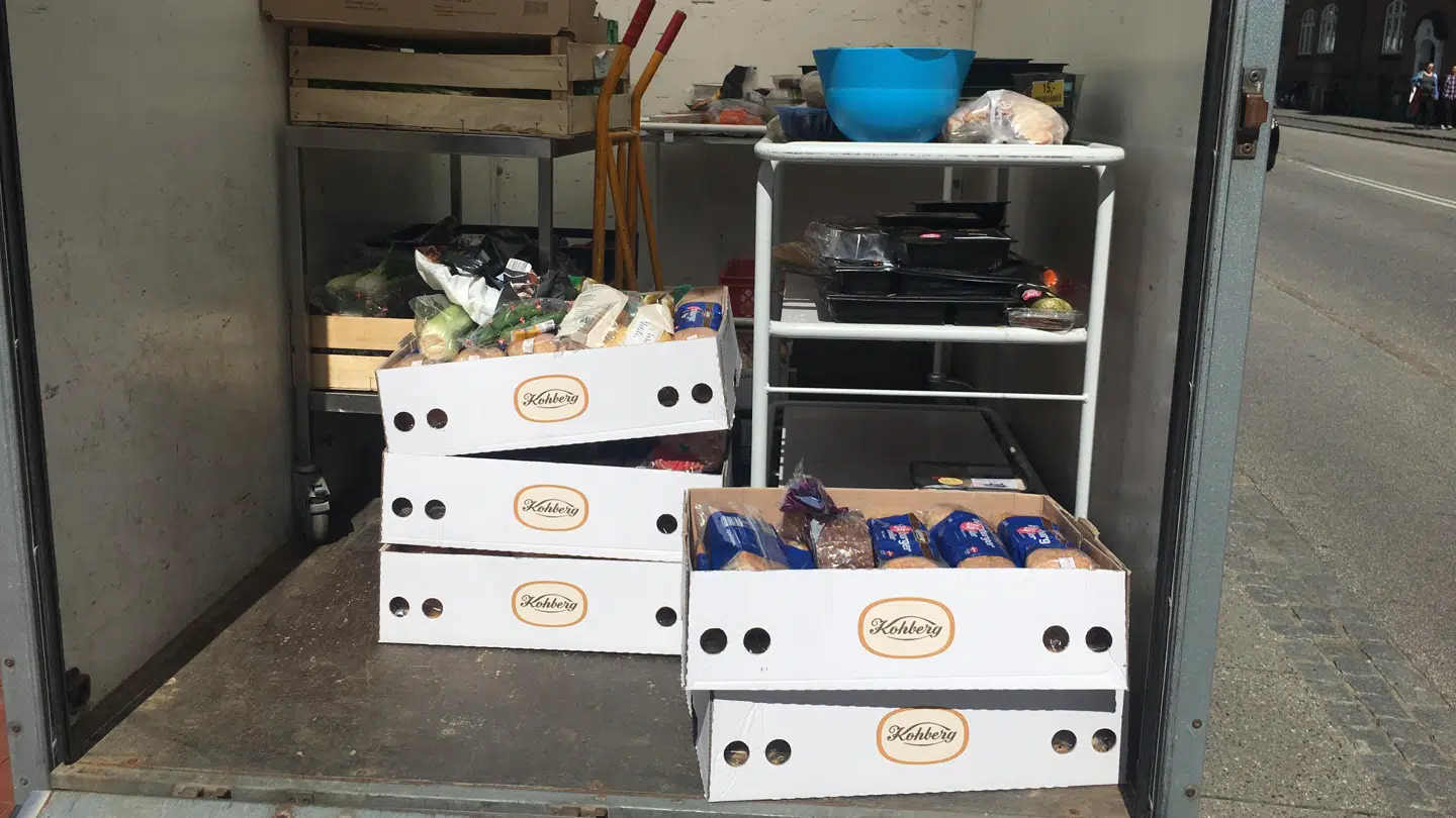 Mikael Andersen har skraldet siden 2013, og deler maden ud fra sin lejlighed i Højbjerg ved Aarhus.