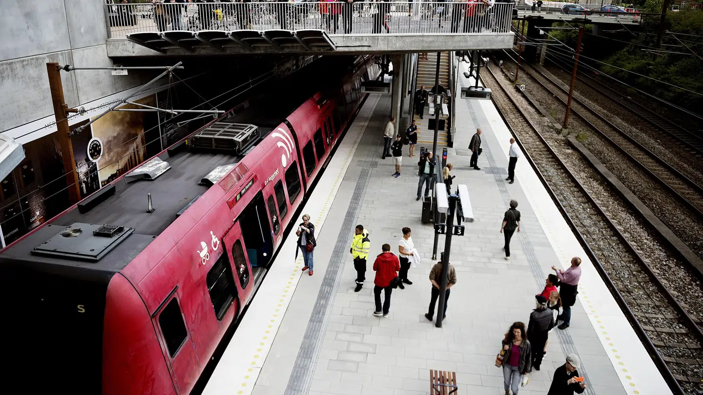 DSB er begyndt at sætte klistermærker i gulvene i S-togene, som skal hjælpe passagerne med at holde afstand. (Arkivfoto)