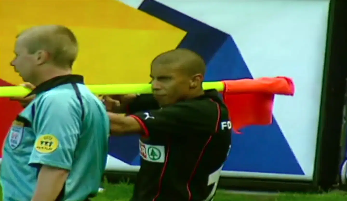 Her gør Mohamed Zidan kreativ brug af hjørneflaget, som han bruger som bazooka.