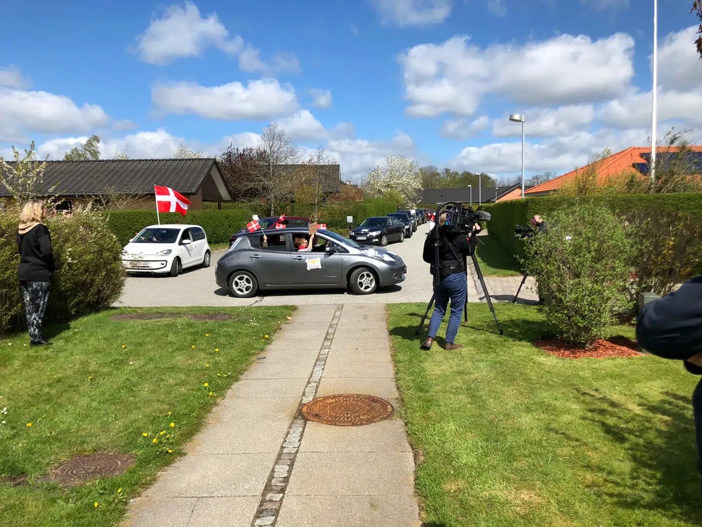 Et billede fra den kortege af biler med ansatte på Silkeborg Sygehus, der søndag kørte forbi overlæge Ulrich Fredbergs hus for at vise deres opbakning til ham. (Privatfoto)