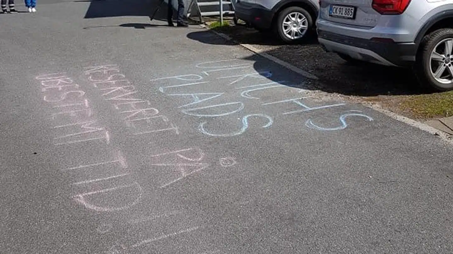 De ansatte på Regionshospitalet Silkeborg har gjort det tydeligt, hvor utilfredse de er med, at overlæge Ulrich Fredberg er blevet afskediget, og de var mødt frem for at hylde ham med klapsalver, da han forlod hospoitalet for foreløbigt sidste gang (Privatfoto)