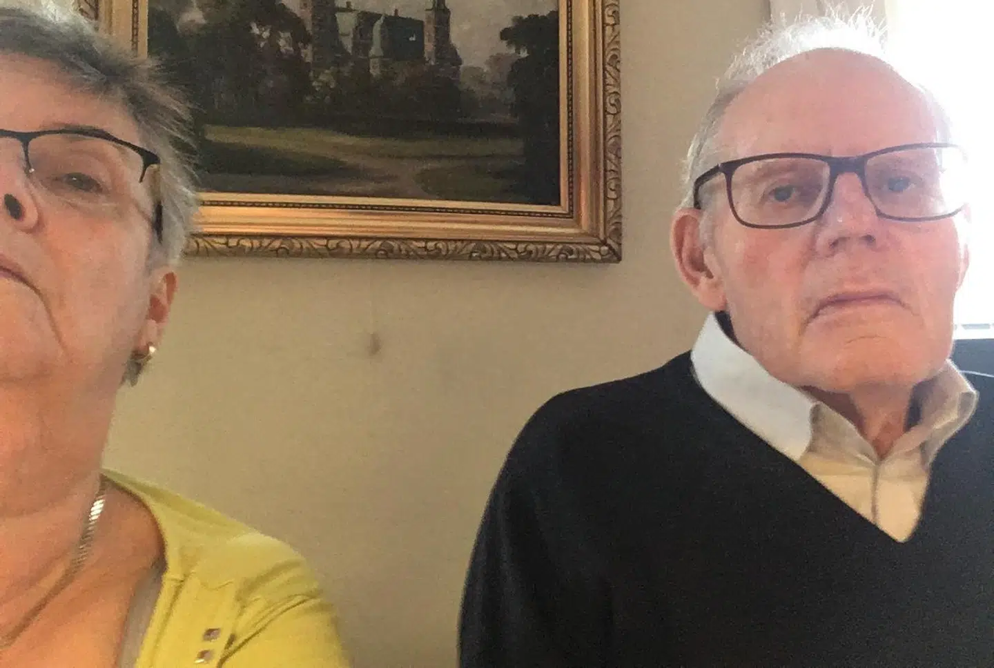 Når Charlott og Torben er sammen sidde de ofte og fletter fingre og ser lidt fjernsyn.