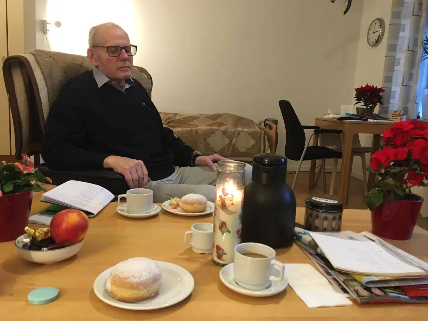 Normalt sidder Charlotte med Torben på plejehjemmet hver dag. De drikker kaffe, spiser et måltid og går en tur.