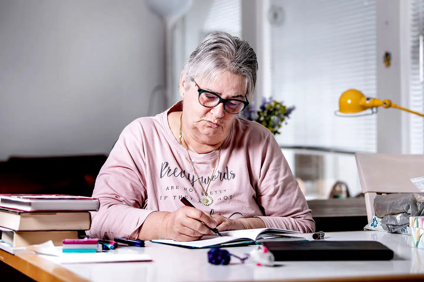 Charlotte Henriksens kan ikke tale i telefon med Torben. I stedet skriver hun breve. Selv oplever hun ikke så meget for tiden, da hun holder sig hjemme, så det kan være ting som vejret, hun fortæller ham om.