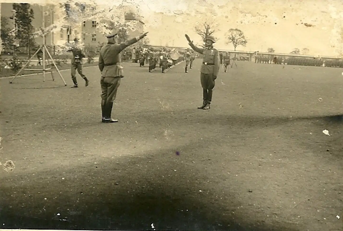 En heilende Hugo Haslund i tysk tjeneste under 2. verdenskrig.