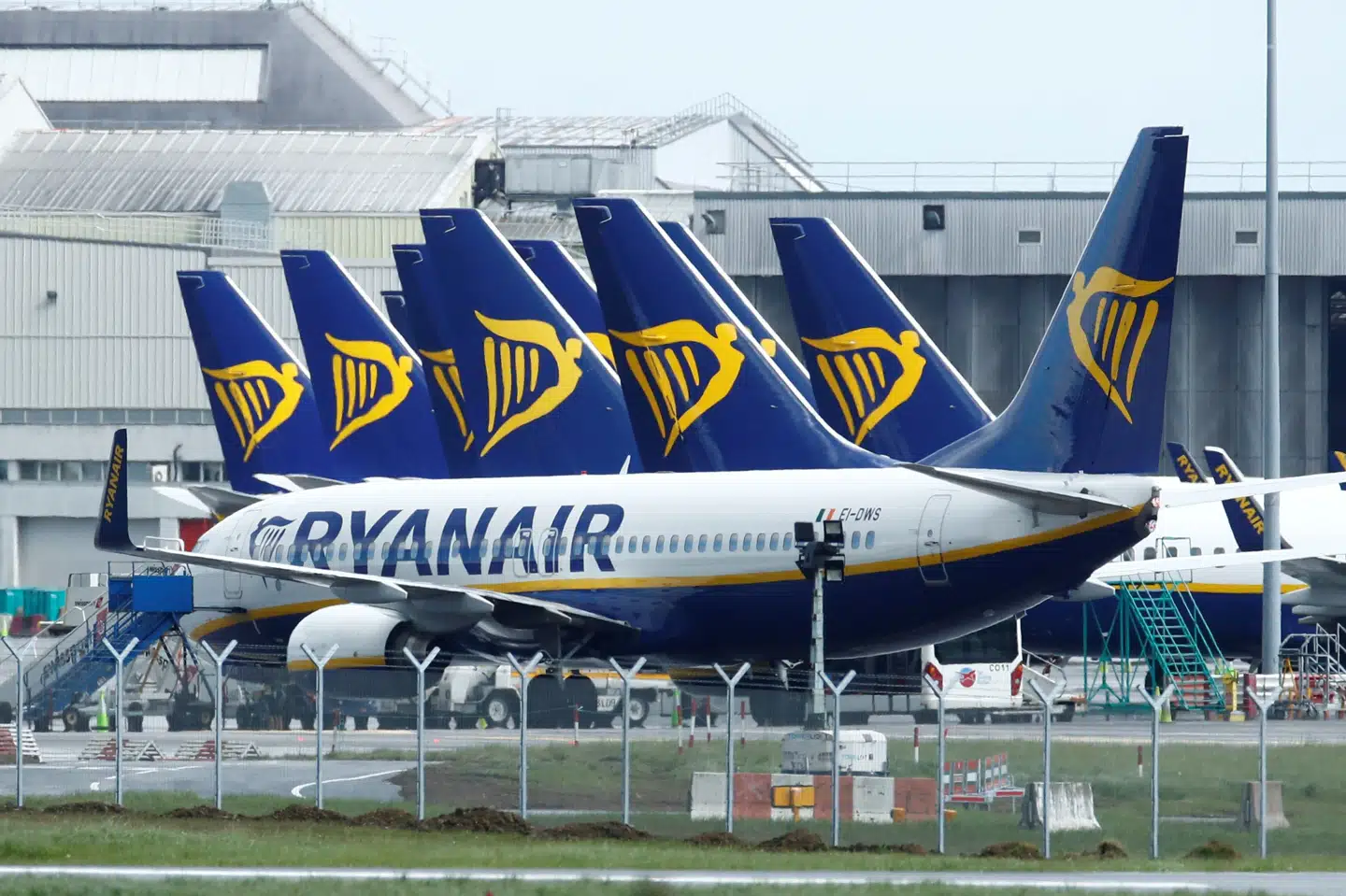 Ryanair er gået næste i stå. Her nogle af flyselskabets mange passagerfly, der holder parkeret i Dublin lufthavn. Jason Cairnduff/Reuters