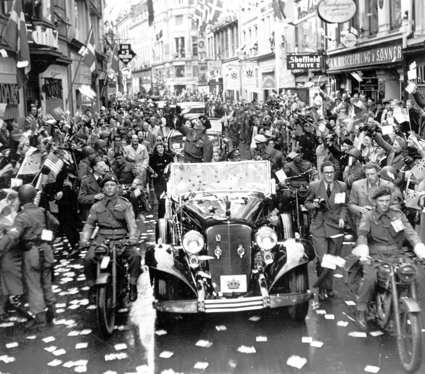 Feltmarskal Bernard Montgomery kører gennem København i kong Christian X's Cadillac.