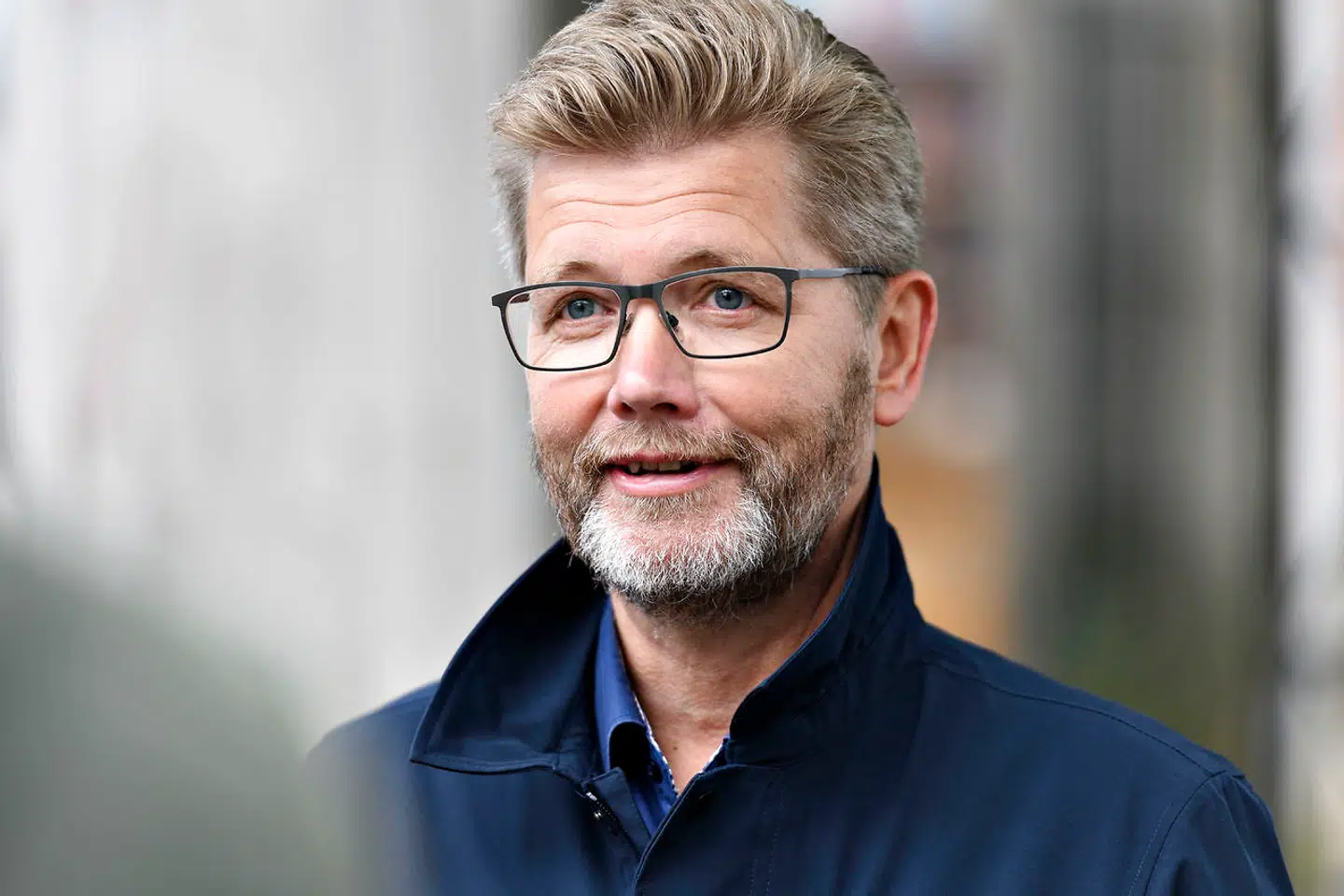 Overborgmester i København Frank Jensen (S) bliver interviewet mens kommunale medarbejdere fra Valby Idrætspark afmærker felter på ca. 40 m2, hvori der højst må være 10 personer, på Islands Brygge i København fredag den 1. maj 2020. Lørdag d. 25 april kl. 21 indtrådte opholdsforbud på Islands Brygge af frygt for spredning af coronasmitte - covid-19. Forbuddet er midlertidigt og gælder indtil 1. maj kl. 23.59, hvorefter afmærkninger skal hjælpe københavnerne med at overholde retningslinjerne. (Foto: Philip Davali/Ritzau Scanpix)