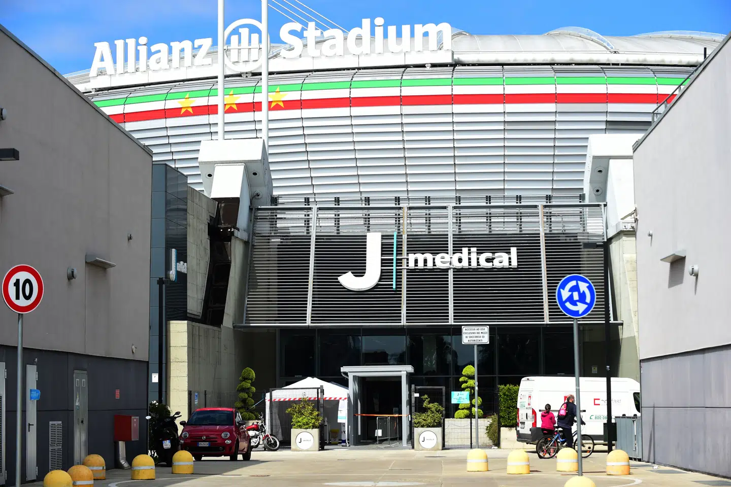 Juventus begyndte mandag at teste sine spillere for coronasmitte på klubbens eget medicinske center. Sent mandag aften er Cristiano Ronaldo vendt tilbage til Italien efter flere ugers ophold på portugisisk ø. Massimo Pinca/Reuters